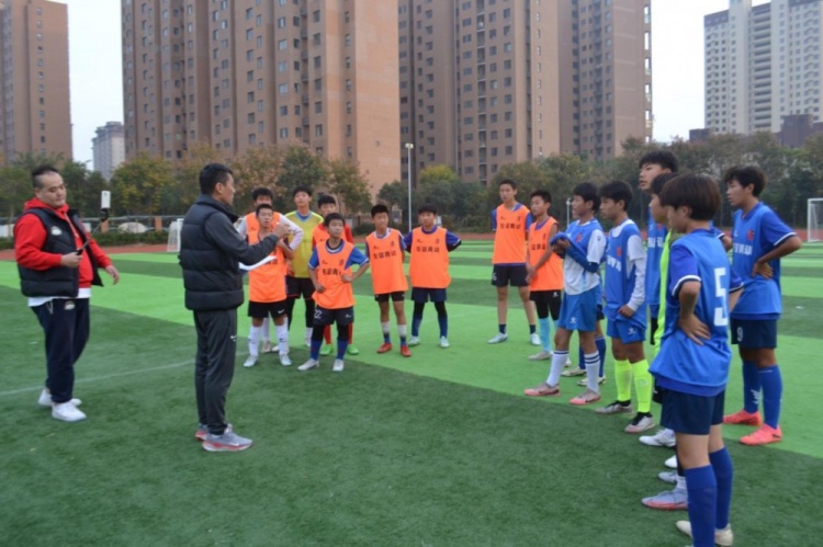 11月3日，河南俱樂部梯隊(duì)選拔測(cè)試在濮陽(yáng)建業(yè)外國(guó)語(yǔ)學(xué)校順利進(jìn)行