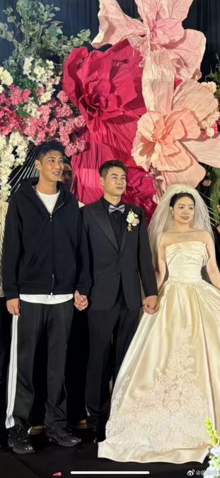 哥倆好！楊帆舉行婚禮，合影時不忘牽起前隊(duì)友邱添一的手
